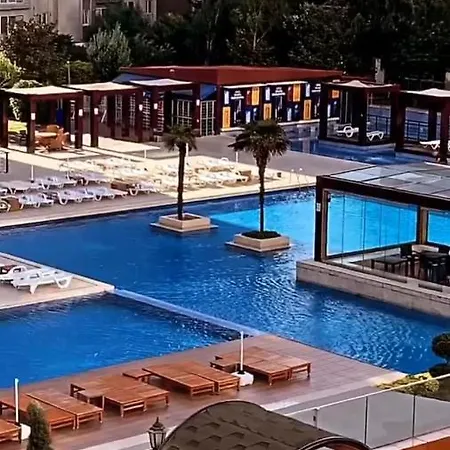 Beylikduzu Huzurlu Aile Yasam Sitesi Ful Donanimli Ev דירה